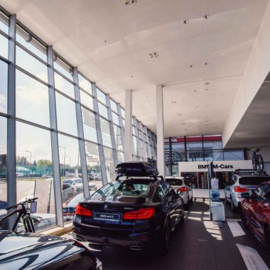 Samochod-Salon-Samochodowy-BMW-MCars-Zakopianka-ArchiVision-02-ikona